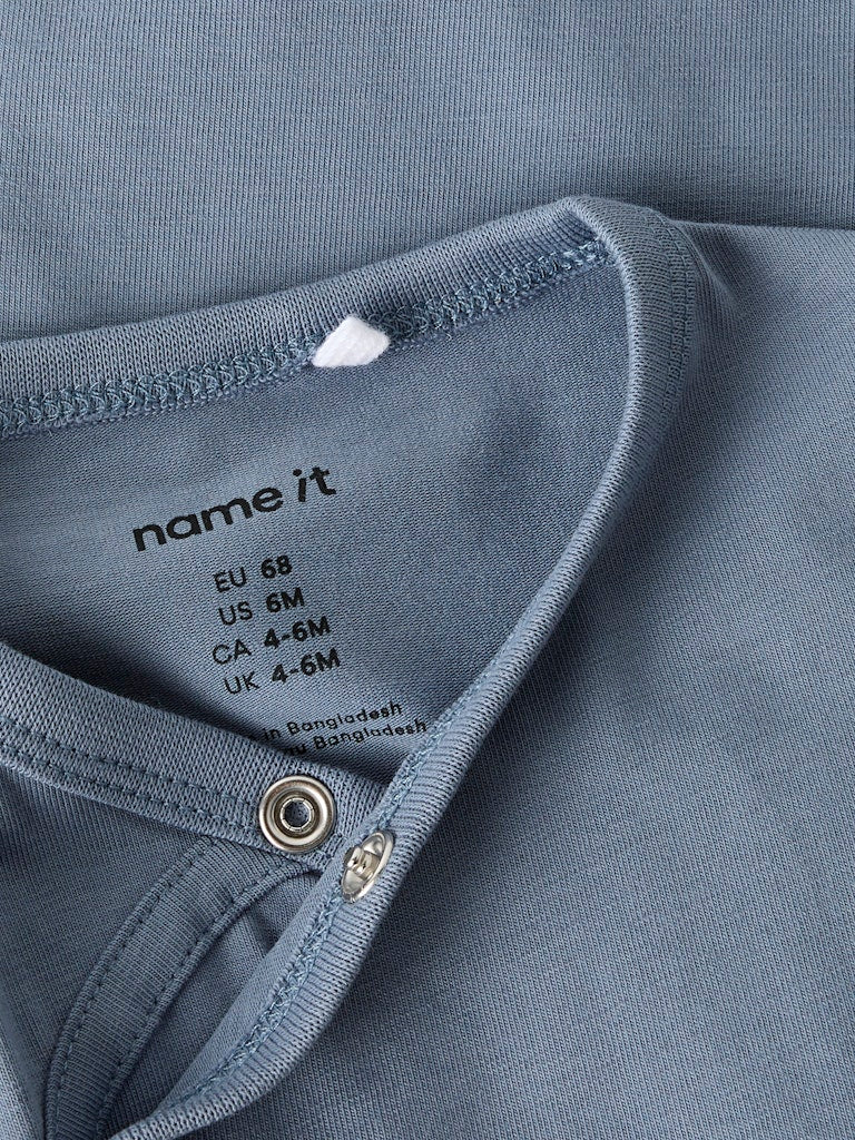 Blå omlott body till baby pojke. Bebis body i wrap modell, ekologiska bebiskläder från Nameit.
NBMVROLLE LS WRAP BODY
13249095