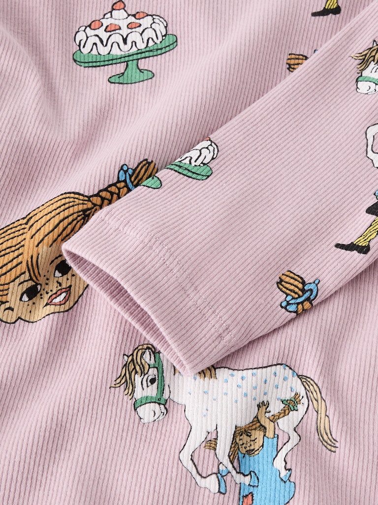 Rosa Pippi Långstrump tröja med print av Pippi och Lilla Gubben. Ribbad långärmad topp till flicka.
NMFSOCA PIPPI LS TOP LNOOS SKY
13254863