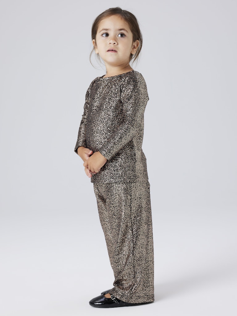 Svart guld glittrande vid byxa till flicka. Mjuk, skön festliga byxor från Name it.
NMFDITSA WIDE PANT
13256134