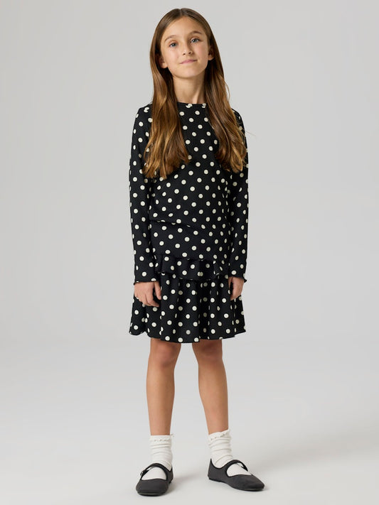 Svart volang kjol med vita prickar. Festlig fin kjol till flicka, tjej från Name it Barnkläder.
NKFSALLIE SKIRT
13259455