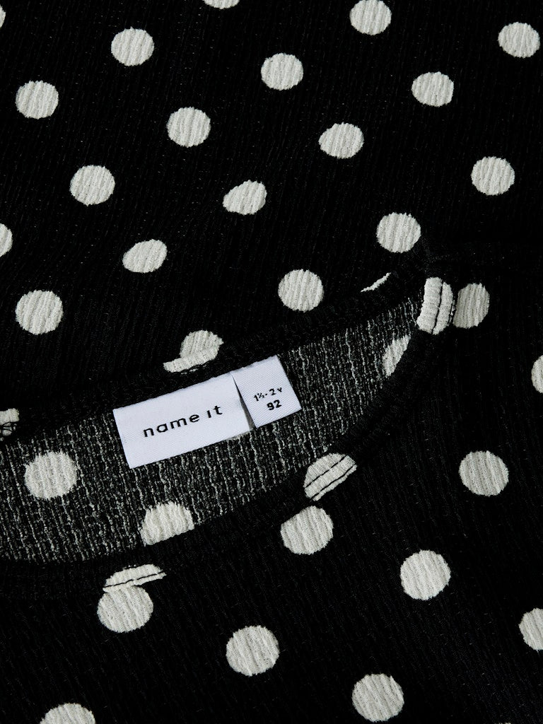 Svart söt topp med vita prickar. Prickmönstrad tröja, blus för festliga tillfällen till flicka. Barnkläder från Name it,
NMFSALLIE LS TOP
13259474