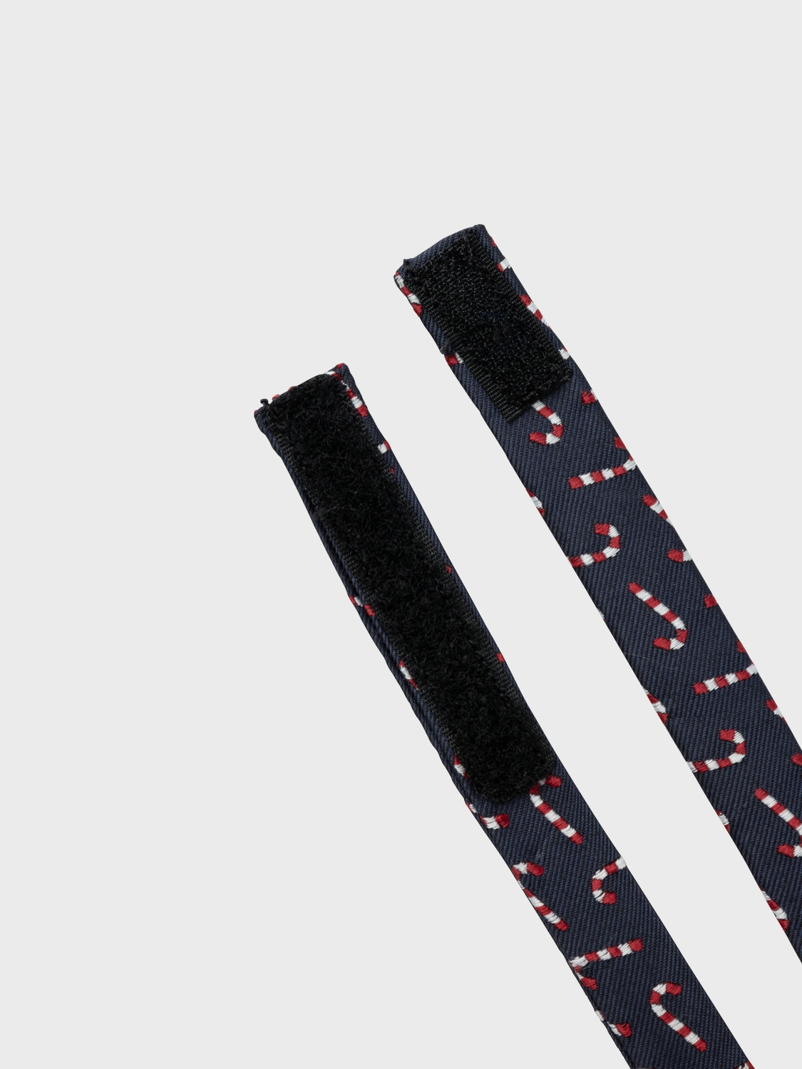 Blå Jul mönstrad fluga med motiv av polkagrisar i rött och vitt. Festlig fluga till liten kille, pojke. Snygg till skjorta och kul att förgylla dina julkläder med. Fira julen i roliga och festliga stilar som sprider glädje och lycka överallt där ditt barn går. Vävt tyg har ett distinkt korsmönster och en lätt strukturerad yta för en ren och klassisk look.
Produkttyp: Fluga
Stängning: Kardborreknäppning
Mönster: Mönster upprepas över hela ytan av produkten
Storlek
S ca 1-2 år
M ca 2-5 år