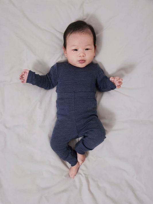 Lägg till mjuka och mysiga ullstilar till ditt barns garderob och säkerställ komfort året runt. Neelde drop kännetecknas av tappade stygn för unika mönster och en söt look.
Produkttyp: Long Johns
Extra detaljer: Resår i midjan
Ull byxor till baby pojke, kille.
Leggings, långkalsonger i merinoull som har den fantastiska egenskapen att värma om det är kallt och kyla när det är varmt.