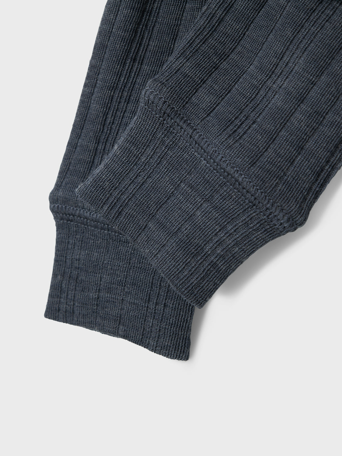 Lägg till mjuka och mysiga ullstilar till ditt barns garderob och säkerställ komfort året runt. Neelde drop kännetecknas av tappade stygn för unika mönster och en söt look.
Produkttyp: Long Johns
Extra detaljer: Resår i midjan
Ull byxor till baby pojke, kille.
Leggings, långkalsonger i merinoull som har den fantastiska egenskapen att värma om det är kallt och kyla när det är varmt.