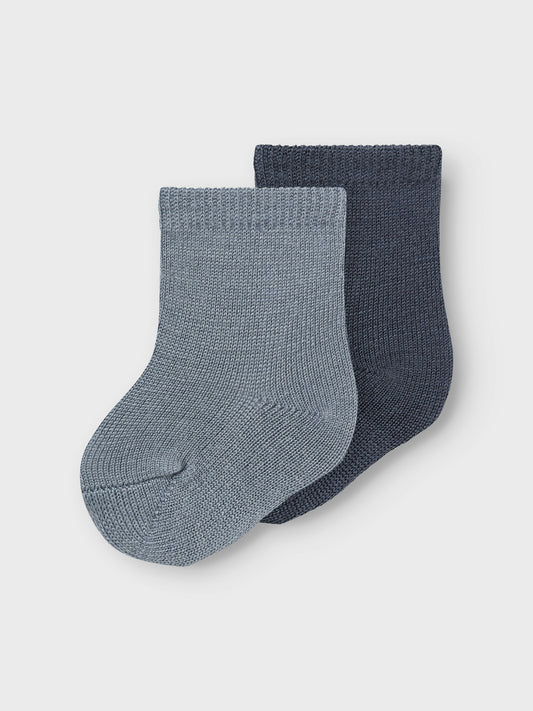 2-pack baby strumpor i ull. Förnya ditt barns basgarderob med mjuka strumpor perfekta för alla tillfällen året runt. Ull är ett naturligt material känt för sina termiska egenskaper, mjukhet och fluffiga utseende. I kallt väder håller ull värmen och under varma dagar absorberar den svett, vilket gör den till ett bra val oavsett årstid. Ull låter huden andas och bevarar sin förmåga att isolera när den är våt, och håller alltid en stabil kroppstemperatur.
Produkttyp: Strumpor
Extra detaljer: 2-pack