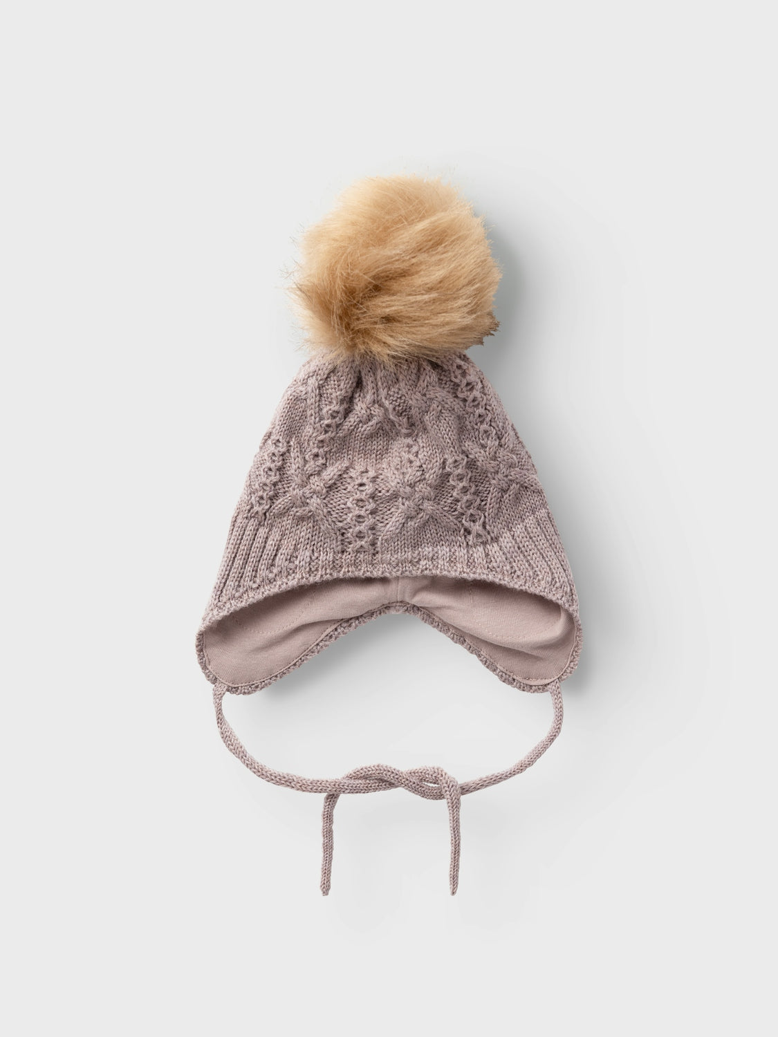 Söt, rosa gammaldags vinter mössa till flicka.
Produkttyp: Mössa
Stängning: Knytband
Extra detaljer: Avtagbar pom-pom
Fästlängd: 20
Foder : Bomullstyg, extra vindskyddande tyg insytt vi öronen