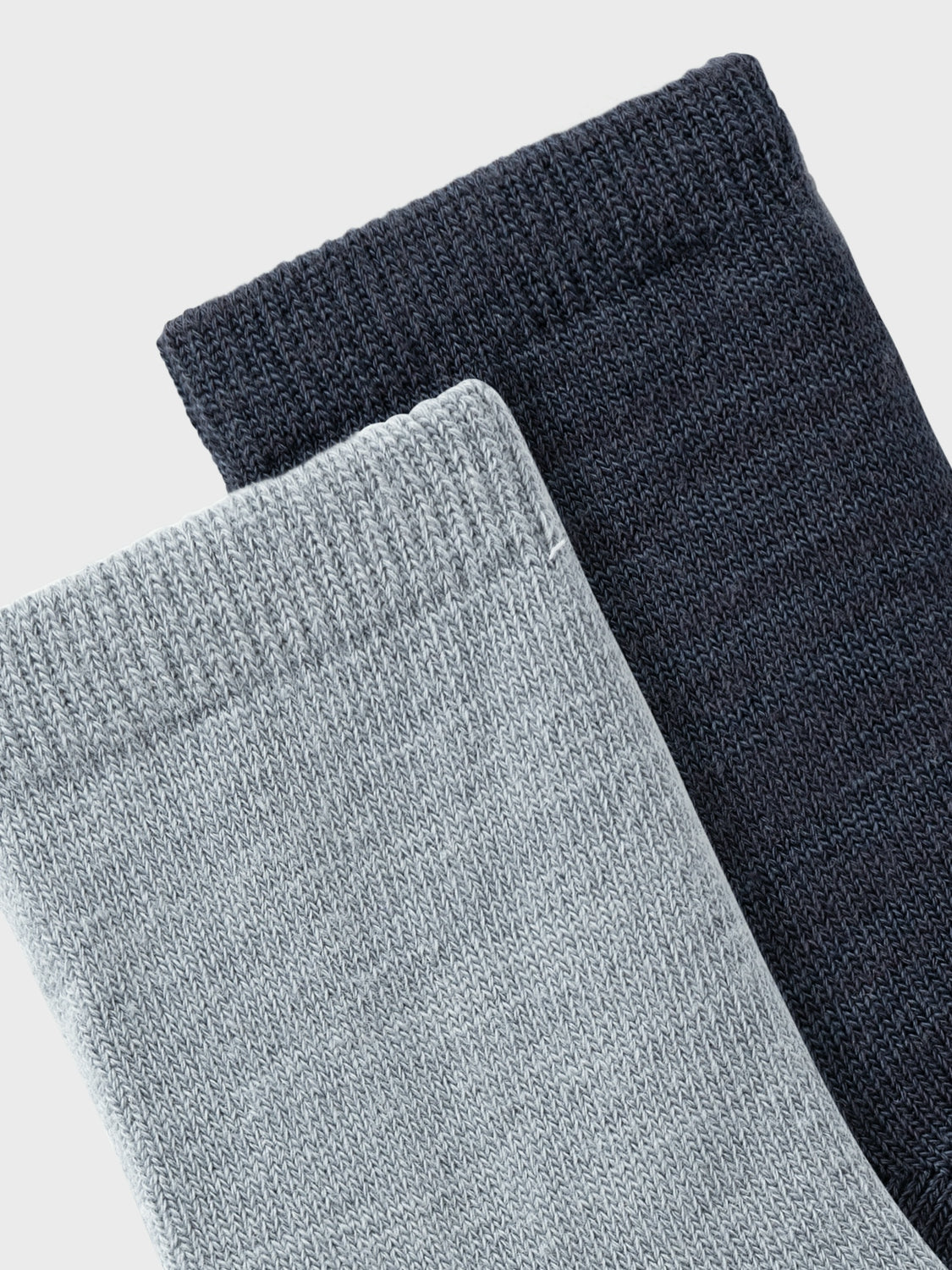 Blå 2-pack halk strumpor till pojke, kille. Förnya ditt barns basgarderob med mjuka strumpor perfekta för alla tillfällen året runt. Ull är ett naturmaterial känt för sina termiska egenskaper, mjukhet och fluffiga utseende. I kallt väder håller ull värmen och under varma dagar absorberar den svett, vilket gör den till ett bra val oavsett årstid. Ull låter huden andas och bevarar sin förmåga att isolera när den är våt, och håller alltid en stabil kroppstemperatur.
Produkttyp: halkStrumpor merinoull ull