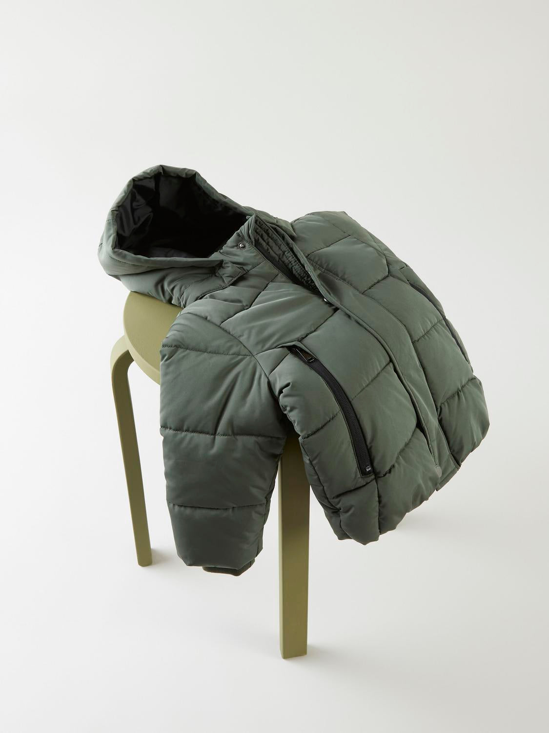 Grön vinter jacka till pojke. Gör ditt barn redo för alla årstider med trendiga ytterplagg som lägger till färg och en cool touch. NAME IT har producerat kvalitetsytterkläder sedan 1986, med särskild uppmärksamhet på funktionalitet och säkerhet. Vi håller oss uppdaterade med aktuella modetrender, som vi översätter till bekväma ytterkläder för barn.
Produkttyp: Pufferjacka
Hals: Avtagbar huva
Ärm: Långa ärmar
Muddar: Ribbstickade muddar
Stängning: Dragkedja
Fickor: Framfickor med dragkedja
Vaddering: Medium