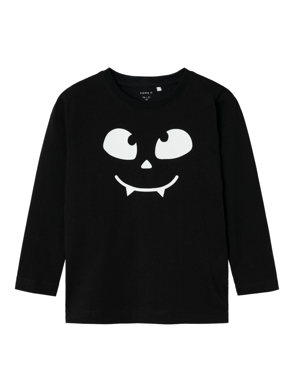 Svart långärmad t-shirt till pojke och flicka perfekt till halloween om du vill se ut som en fladdermus eller kanske svart drake med vingar. Ge ditt barns garderob en uppdatering med coola toppar perfekta för vardagsbruk och speciella tillfällen. Jersey är ett lätt och stretchigt tyg med en mjuk yta och insida för en bekväm känsla och rörelsefrihet.
Produkttyp: T-shirt
Hals: Rund hals
Ärm: Långa ärmar
Extra detaljer : Sömnadsdetalj
Tryck: Gummitryck för en mjuk känsla
Passform: Normal passform