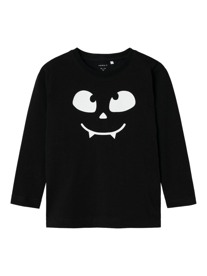 Svart långärmad t-shirt till pojke och flicka perfekt till halloween om du vill se ut som en fladdermus eller kanske svart drake med vingar. Ge ditt barns garderob en uppdatering med coola toppar perfekta för vardagsbruk och speciella tillfällen. Jersey är ett lätt och stretchigt tyg med en mjuk yta och insida för en bekväm känsla och rörelsefrihet.
Produkttyp: T-shirt
Hals: Rund hals
Ärm: Långa ärmar
Extra detaljer : Sömnadsdetalj
Tryck: Gummitryck för en mjuk känsla
Passform: Normal passform