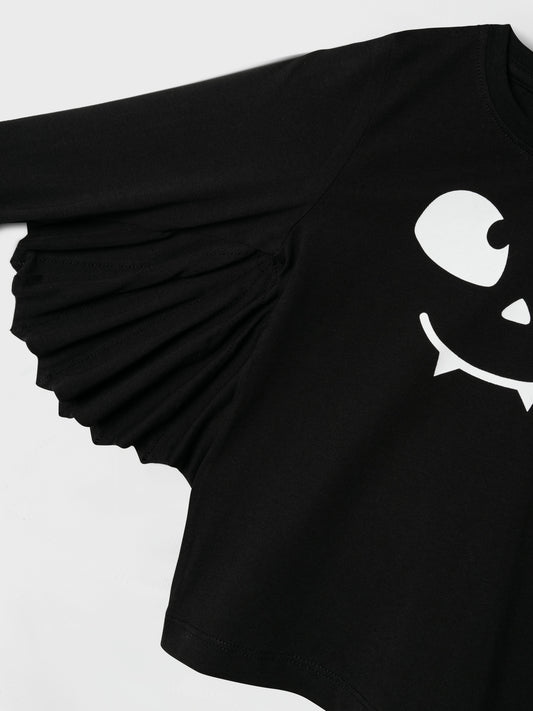 Svart långärmad t-shirt till pojke och flicka perfekt till halloween om du vill se ut som en fladdermus eller kanske svart drake med vingar. Ge ditt barns garderob en uppdatering med coola toppar perfekta för vardagsbruk och speciella tillfällen. Jersey är ett lätt och stretchigt tyg med en mjuk yta och insida för en bekväm känsla och rörelsefrihet.
Produkttyp: T-shirt
Hals: Rund hals
Ärm: Långa ärmar
Extra detaljer : Sömnadsdetalj
Tryck: Gummitryck för en mjuk känsla
Passform: Normal passform
