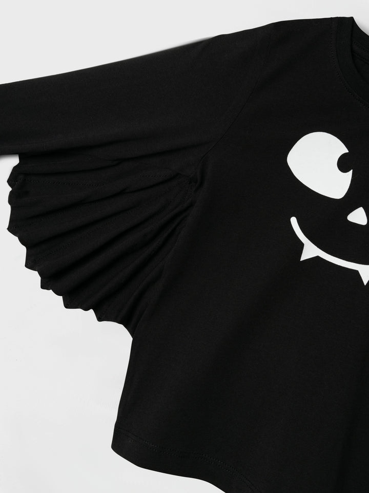 Svart långärmad t-shirt till pojke och flicka perfekt till halloween om du vill se ut som en fladdermus eller kanske svart drake med vingar. Ge ditt barns garderob en uppdatering med coola toppar perfekta för vardagsbruk och speciella tillfällen. Jersey är ett lätt och stretchigt tyg med en mjuk yta och insida för en bekväm känsla och rörelsefrihet.
Produkttyp: T-shirt
Hals: Rund hals
Ärm: Långa ärmar
Extra detaljer : Sömnadsdetalj
Tryck: Gummitryck för en mjuk känsla
Passform: Normal passform
