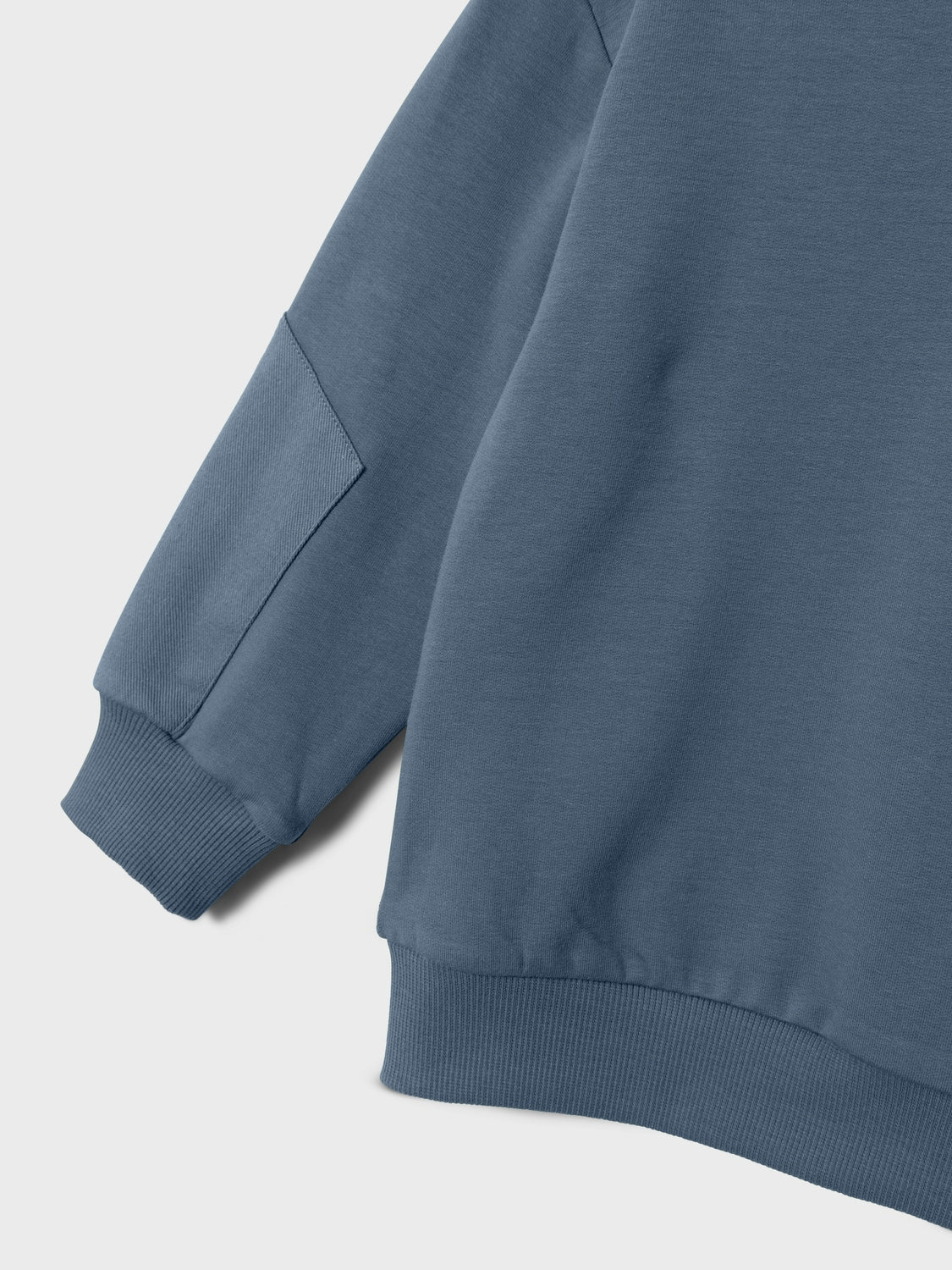 Långärmad ekologisk sweatshirt tröja till liten pojke. Blå tröja med ficka på bröstet, ekologiska barnkläder när de är som bäst, perfekt tröja till kille.