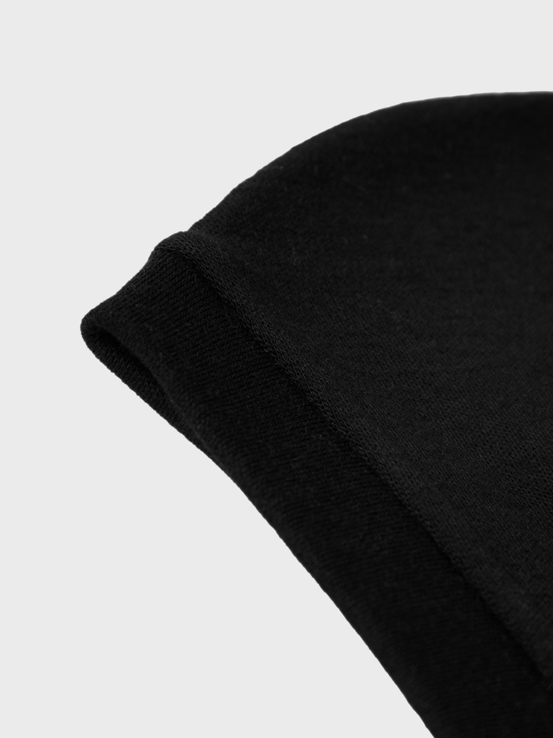 Svart Varm och skön ull mössa som sitter perfekt på barnets huvud och passar utmärkt att ha under hjälm vid lek och aktivitet utomhus. Värmer din pojke och flicka gott om huvud och hals.
Håll ditt barn varmt och bekvämt med praktiska och mjuka ytterplaggstillbehör.
Produkttyp: Balaclava
Ull är ett naturligt material känt för sina termiska egenskaper, mjukhet och fluffiga utseende. I kallt väder håller ull värmen och under varma dagar absorberar den svett, vilket gör den till ett bra val oavsett årst