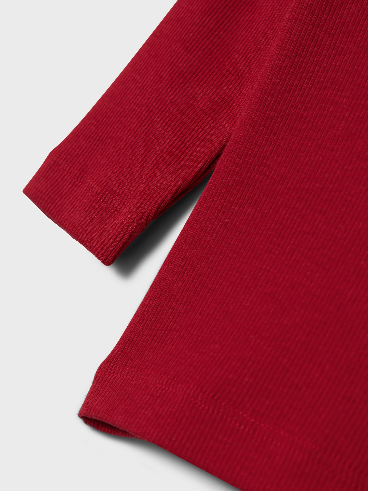 Äntligen en helt röd enfärgad tröja till varje flicka och pojke som gillar färg. Kanske går det även att välja denna ekologiska tröja istället för tomtedräkt när det vankas julfirande. Ge ditt barns garderob en uppdatering med coola toppar perfekta för vardagsbruk och speciella tillfällen. Ribbstickad har ett vertikalt, randigt mönster och bra elasticitet för en skön känsla och en tidlös look för ditt barn.
Produkttyp: T-shirt
Hals: Rund hals
Ärm: Långa ärmar
Passform: Normal passform