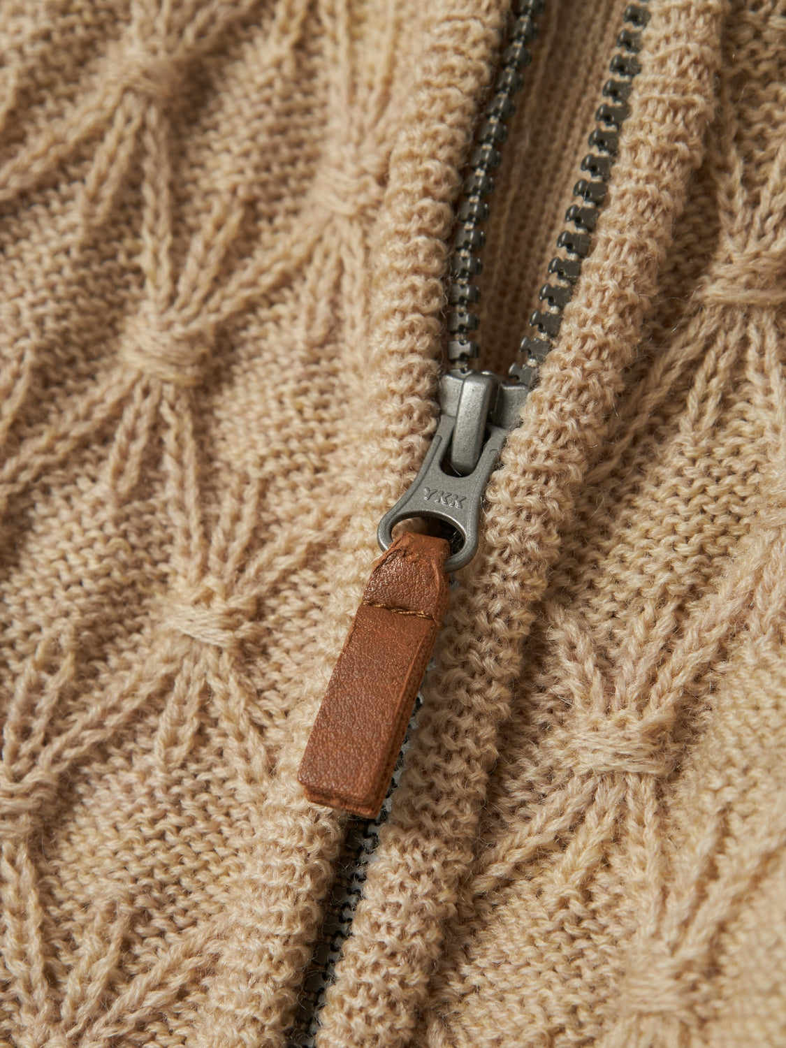 Beige baby overall i mjukaste stickad ull så att den bebis flicka och pojke alltid är rätt klädd oavsett temperatur. Ull, merinoull har den fantastiska egenskapen att den värmer när det är kallt och kyler om det är varmt vilket är extra bra på små barn.
Produkttyp: Overall
Stängning: Dragkedja
Extra detaljer: Badge