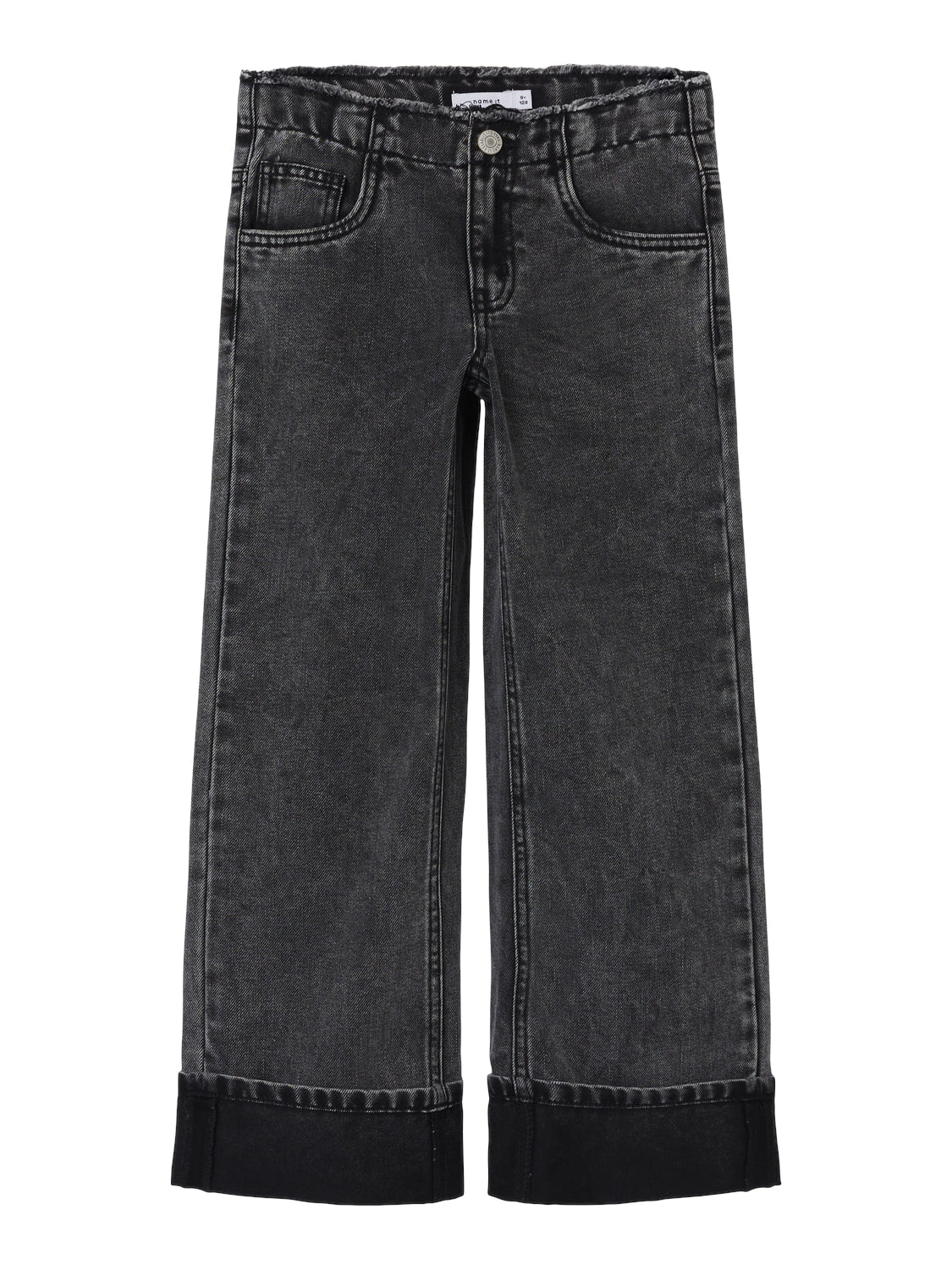 Coola jeans till din tjej, flicka i mjukaste denim som är ett slitstarkt vävt tyg som finns i flera uttryck för en unik look.
Produkttyp: jeans med bred passform
Stängning: Tryckknapp och halv mock gylfknäppning (storlek 80-110) eller krokknapp och dragkedja (storlek 116-164), hakknapp och dragkedja gylf
Fickor: Bakfickor, Framfickor
Bendetaljer: Uppvikbara få