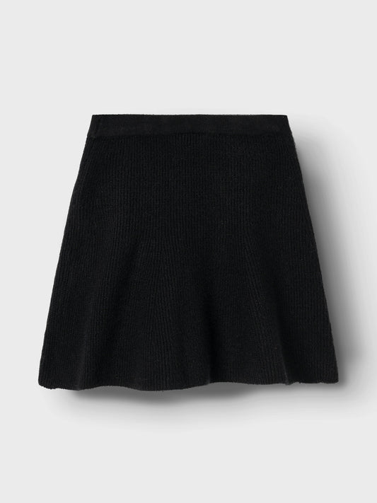 Svart stickad kjol med mycket vidd. Kjol till flicka / tjej. Supermysig och mjuk.
Sätt ihop den perfekta outfiten för ditt barn med kvalitativa vardagsstilar och skapa en bekväm och trendig look. Ribbstickad har ett vertikalt, randigt mönster och bra elasticitet för en skön känsla och en tidlös look.
Produkttyp: Skater kjol
Längd/Storlek: Kort