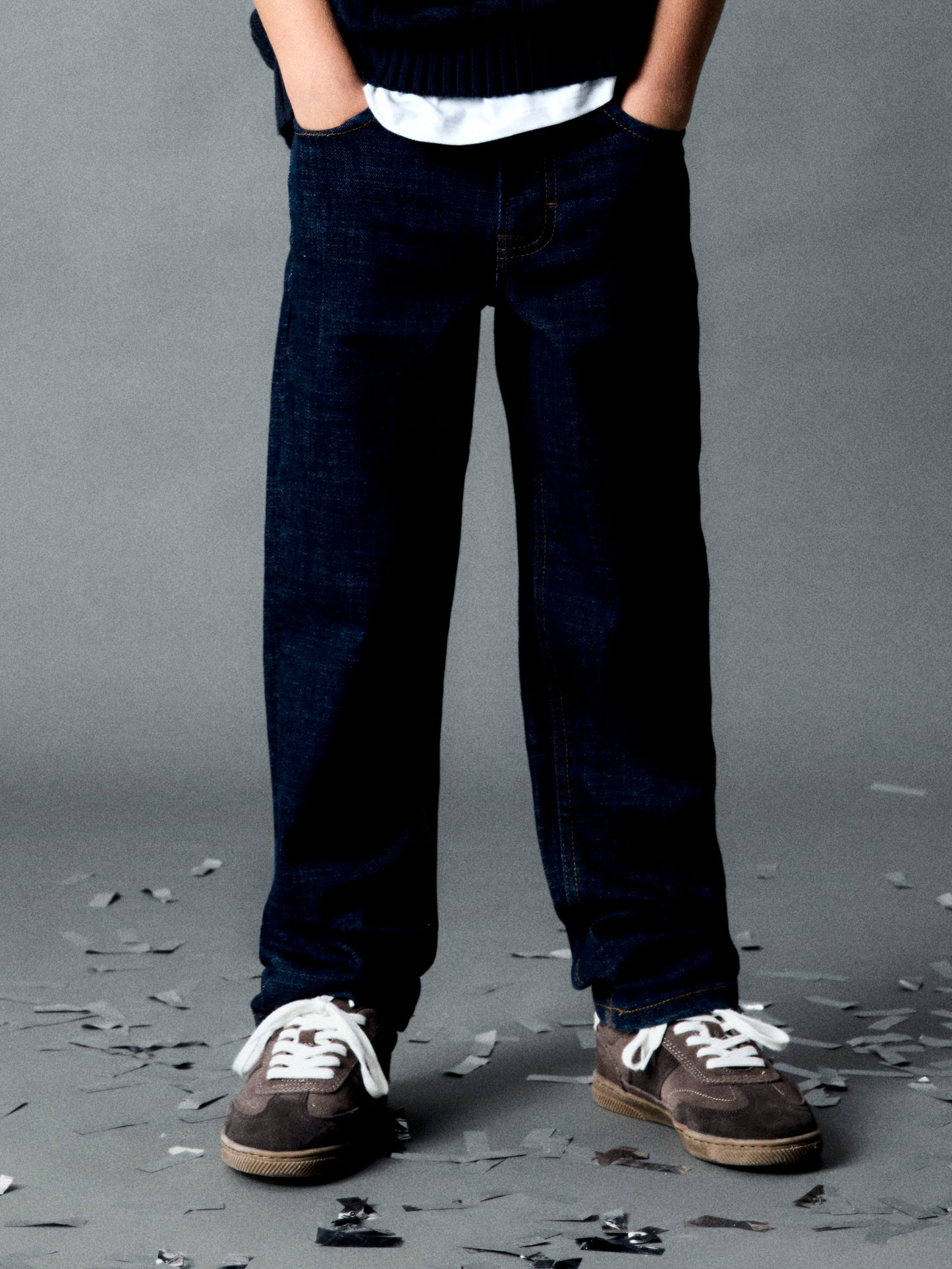 Mörkt blå jeans regular fit till pojke, kille.
Produkttyp: jeans med rak passform
Stängning: Hakknapp och gylf med dragkedja, tryckknapp och halv gylfknäppning (storlek 80-110) eller hakknapp och gylf med dragkedja (storlek 116-164)
Fickor: Bakfickor, Framfickor
Extra detaljer: Justerbar midja, märke, etikett, nitar, tejpdetalj, sömnadsdetalj
Passform: Detta par jeans har en normal passform på höften och raka ben