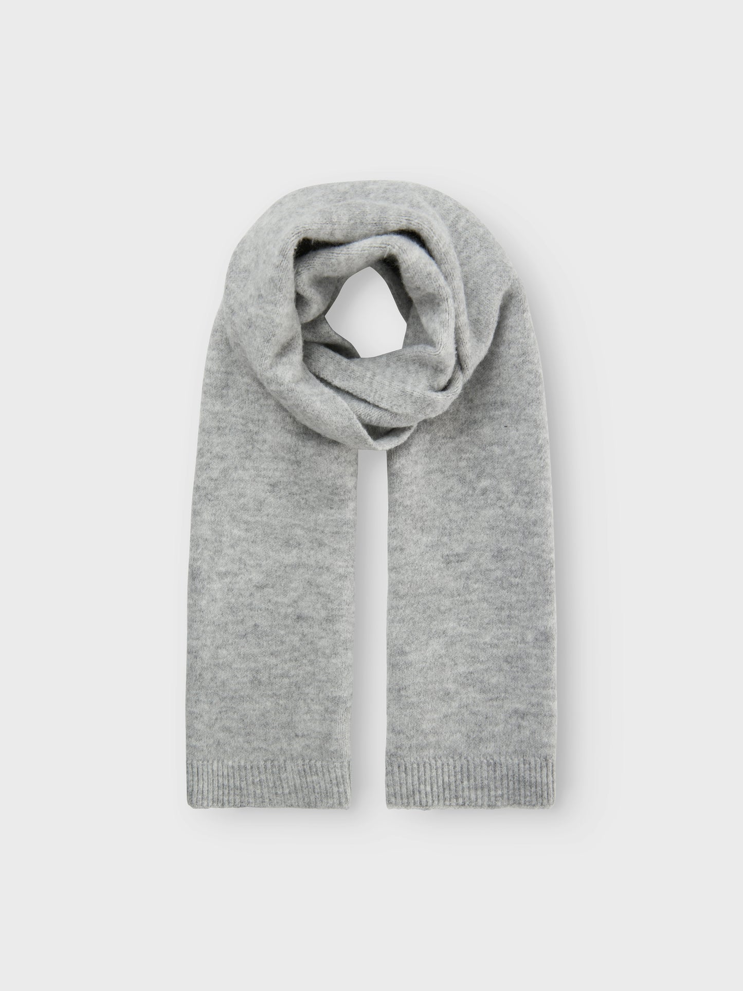 Lägg till värme och mjukhet till garderoben med trendiga höst- och vinterstilar för komfort hela dagen.
Snygg halsduk i mjukt stickad modell. Höstens snyggaste plagg till tjej och flicka, barn och ungdom.