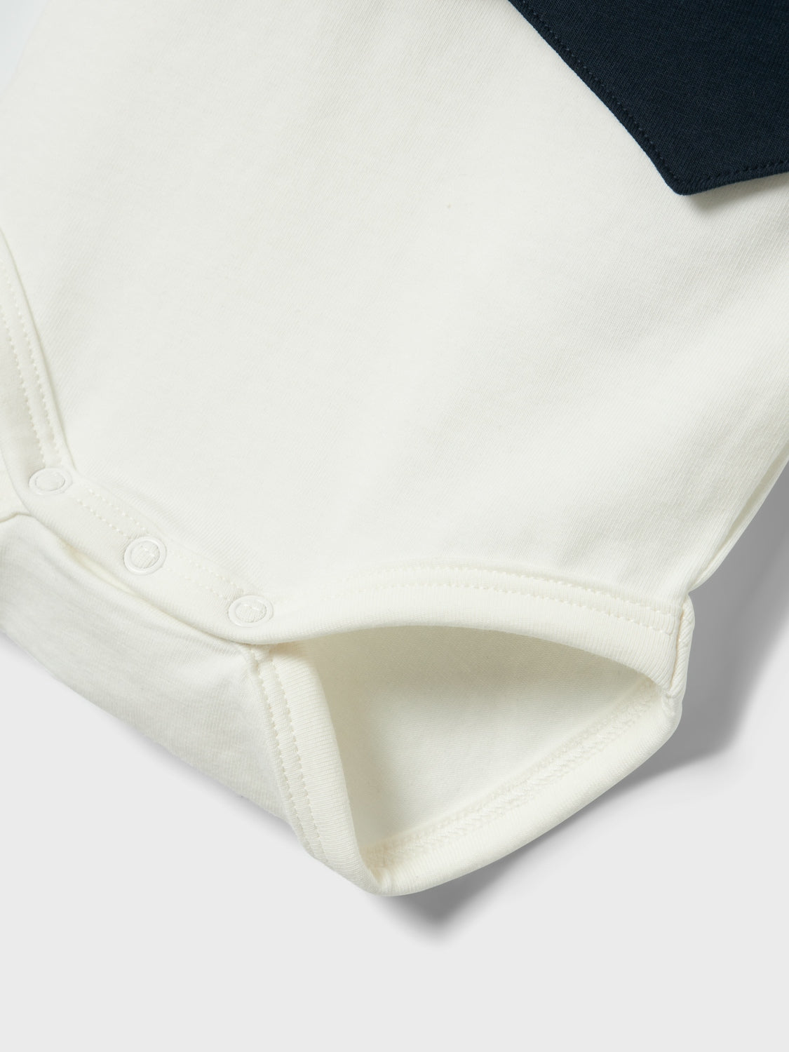 Här har du det perfekta set med body och byxa till baby. Påsydd fluga och väst gör att du med ett enda plagg får en riktigt festlig outfit som är mjuk och smidig att klä på. Byxan har mjuk skön midja som går att vika upp och ner. Gör ditt barn redo för alla festliga evenemang eller speciella tillfällen året runt med roliga och glamorösa feststilar. Jersey är ett lätt och stretchigt tyg med en mjuk yta och insida för en bekväm känsla och rörelsefrihet.
Produkttyp: Bodyset
Hals: Rund hals
Ärm: Lång ärm
Extra