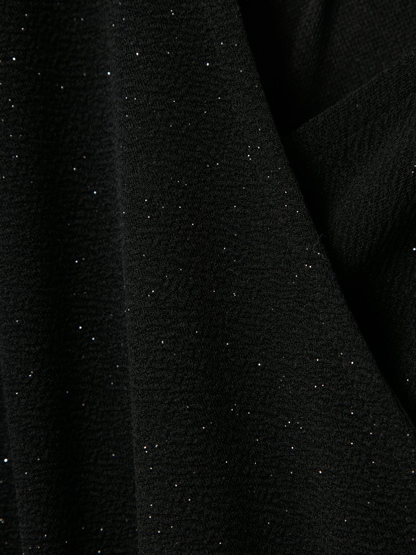 Svart glittrig jumpsuit till flicka. Festlig onepiece till tjej med lång ärm och silverglitter i mjuk, mysig kvalitet.
NKFROKA LS JUMPSUIT
13236194