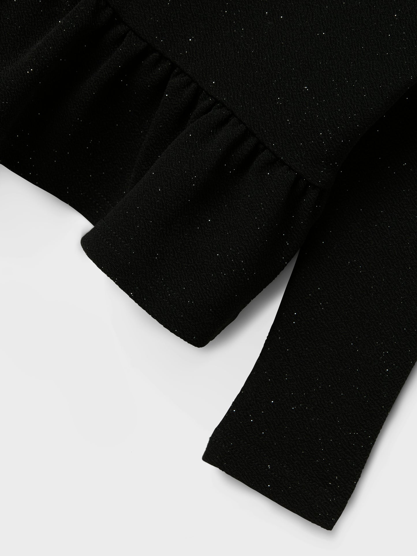 Mjuk, härlig Peplum tröja i svart med glitter till flicka, tjej.
Gör ditt barn redo för alla festliga evenemang eller speciella tillfällen året runt med roliga och glamorösa feststilar. Heavy jersey är en mer voluminös typ av jersey med en snygg drapering och ett rent utseende.
Produkttyp: Topp
Hals: Rund hals
Ärm: Långa ärmar
Extra detaljer : Glitterdetalj, Peplumdetalj
Mönster: Glitter upprepas över hela ytan av produkten
Passform: Normal passform