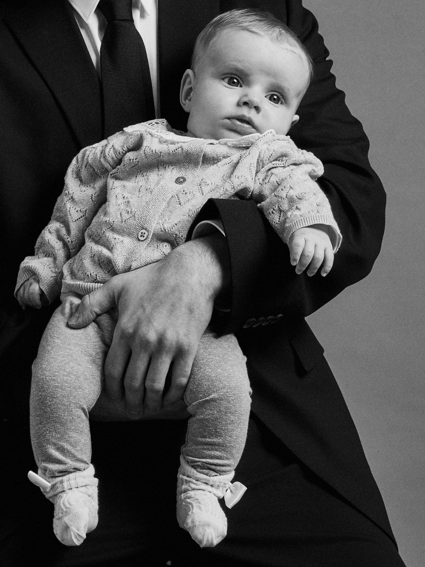 Baby byxor i mjuk skön glittrande guld. Låt din lilla bebis både få det enkelt och bekvämt och skapa en cool outfit med mjuka och stretchiga leggings av ekologisk bomull samt återvunnen polyester. Jersey är ett lätt och stretchigt tyg med en mjuk yta och insida för en bekväm känsla och rörelsefrihet.
Produkttyp: Leggings
Extra detaljer: Resår i midjan
Passform: Normal passform
Baby byxa till flicka tjej med glitter