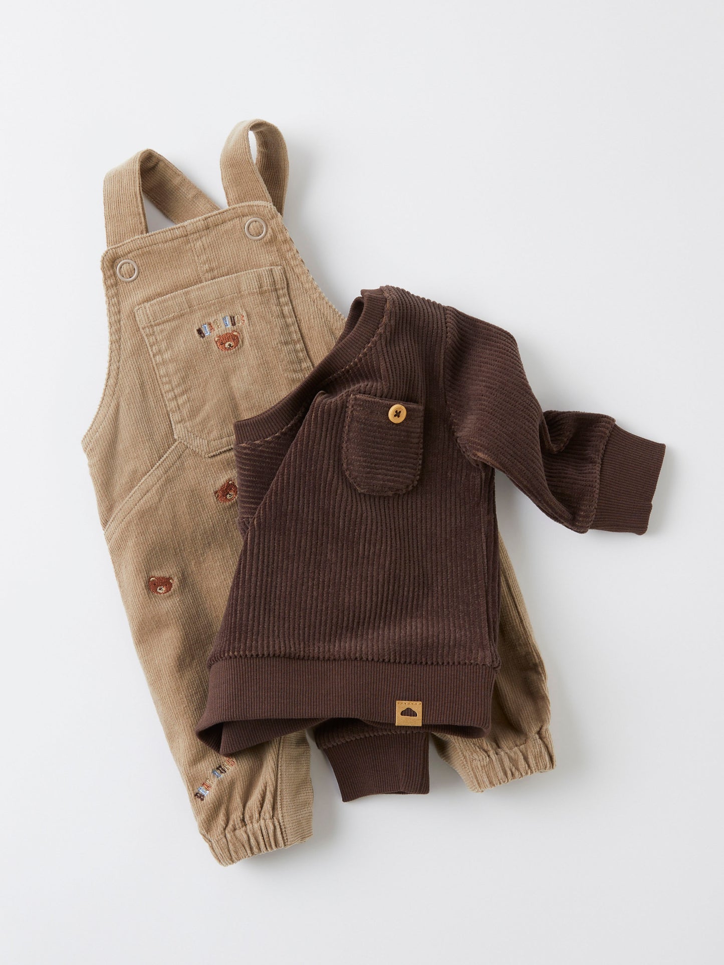 Gullig enfärgad ekologisk sweatshirt tröja till baby pojke, kille. Väldigt fint och mysigt med en brun mjukiströja i velour till bebis. Velour är ett mjukt och glänsande tyg med fibrer som följer handens drag för en fin effekt. Baby tröja unisex till både flicka och pojke.
Produkttyp: Sweatshirts
Hals: Rund hals
Ärm: Lång ärm
Stängning: Tryckknapp i axeln
Fickor: Bröstficka
Extra detaljer: Badge
Passform: Normal passform