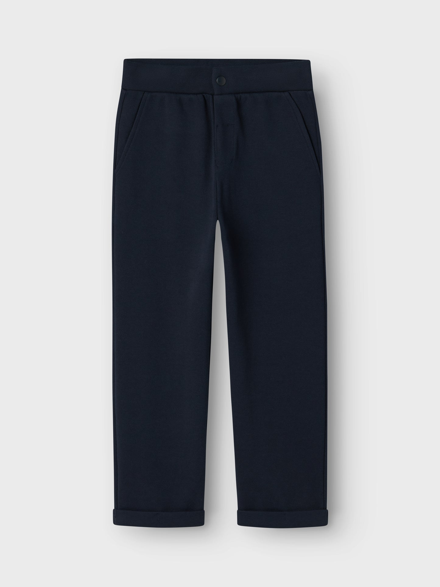 Blå snygg byxa i chinos modell till barn, ungdom. Sköna mjuka byxor till pojke, kille perfekt till jul och övriga fester. Chinosbyxa i ekologisk bomull.