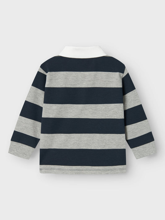 Barn tröja till pojke, kille med skjortkrage och breda klassiska blå ränder perfekt för varje dag och helg. Pikéstickat och ekologiskt har en subtil våffelliknande struktur för en klassisk look.
Produkttyp: Tröja
Hals: Polo
Ärm: Kort ärm
Muddar: Ribbstickade muddar
Stängning: Knäppning
Extra detaljer: Broderi
Passform: Normal passform
Fästkomp : Bomull/elastan