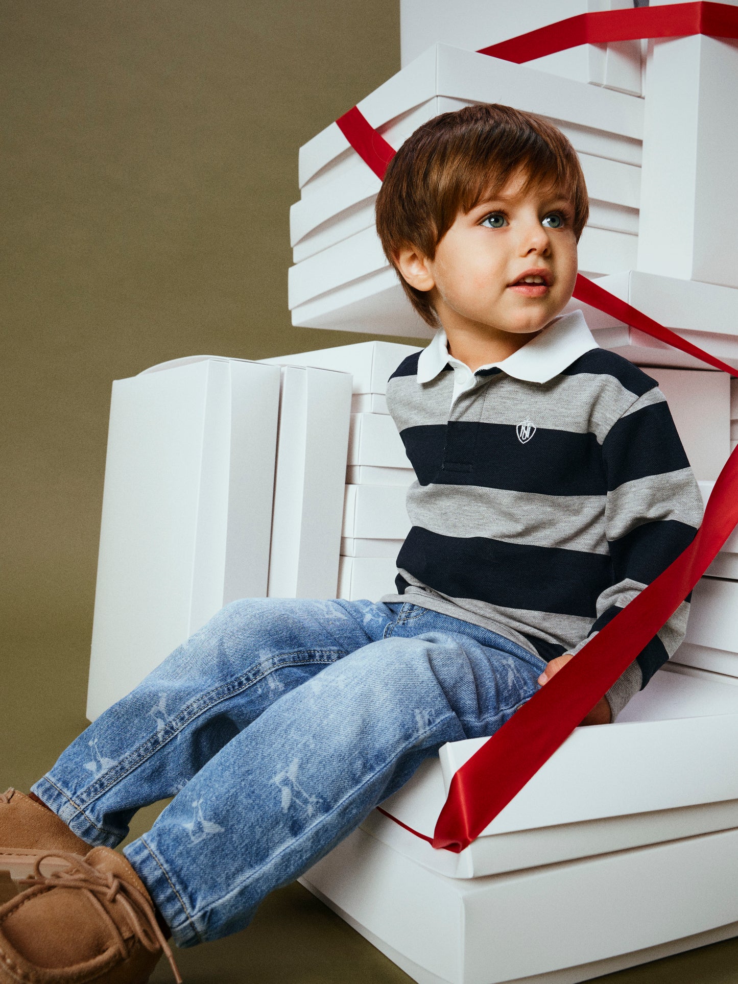 Tuff pojke i randig tröja.
Barn tröja till pojke, kille med skjortkrage och breda klassiska blå ränder perfekt för varje dag och helg. Pikéstickat och ekologiskt har en subtil våffelliknande struktur för en klassisk look.
Produkttyp: Tröja
Hals: Polo
Ärm: Kort ärm
Muddar: Ribbstickade muddar
Stängning: Knäppning
Extra detaljer: Broderi
Passform: Normal passform
Fästkomp : Bomull/elastan