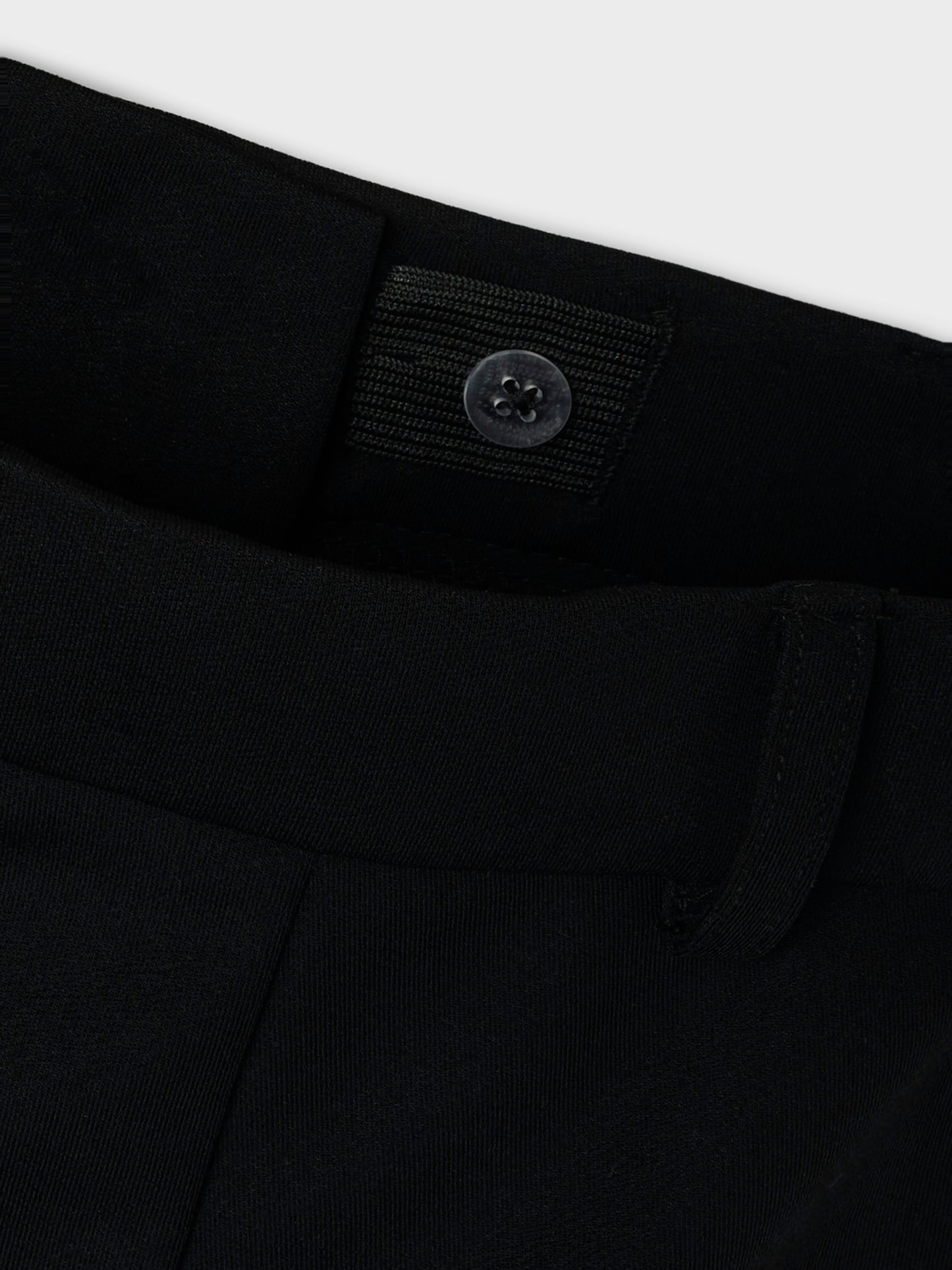 Svart kostym byxa till ungdom tjej. Gör dig redo för en ny dag och skapa den perfekta outfiten med vardagsstilar av hög kvalitet. Twill är ett slitstarkt vävt tyg som kännetecknas av sin diagonala design för en klassisk look.
Produkttyp: Byxor
Stängning: Blixtlåsgylf, Knäppning
Fickor: Icke-funktionella bakfickor, sidfickor
Midja: Låg midja
Extra detaljer: Justerbar midja
Passform: Byxor med vid passform har en passform ovandel och vid passform på benen.
Barn byxa till flicka, kostymbyxa wide, vida ben.