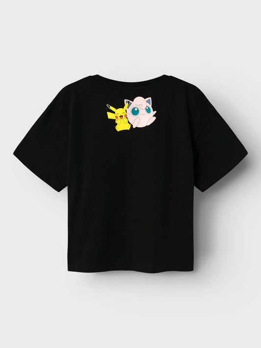 Svart t-shirt till tjej, flicka med Pokémon som är en av de mest populära och framgångsrika underhållningsserierna i världen, som omfattar videospel, mobilappar, Pokémon Trading Card Game (TCG), animationer och filmer.
Produkttyp: T-shirt
Hals: Rund hals
Ärm: Kort ärm
Extra detaljer : Glitterdetalj
Tryck: Gummitryck för en mjuk känsla