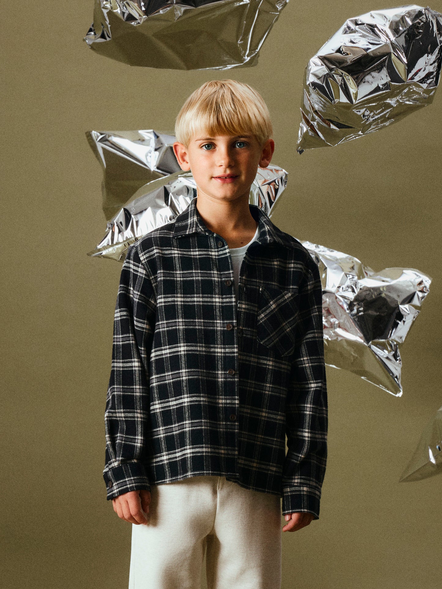 Pojke klädd i Rutig snygg svart skjorta till barn, ungdom. Flanellskjorta till pojke, kille i ekologisk bomull. Julskjorta från Name it NKMSANOLLE LS SHIRT