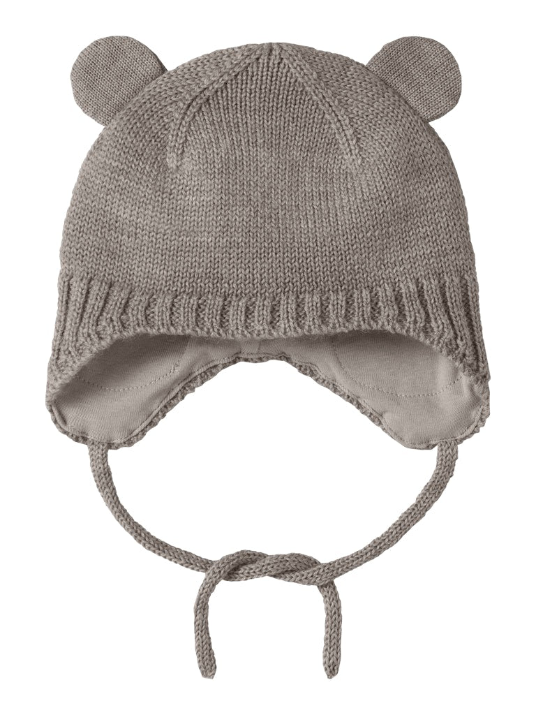 Grå baby mössa med små öron. Söt ull mössa till bebis pojke och flicka. Stickad gullig merino ull mössa med knyte under hakan.
NBNWRUNI WOOL KNIT HAT
13228888