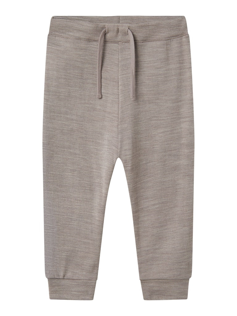 Grå underställs byxa i merino ull. Varm, lite tjockare mys byxor till pojke och flicka, perfekt som lager2 eller som vanlig joggers på förskolan.
NMMWESSO WOOL SWE PANT
13229041