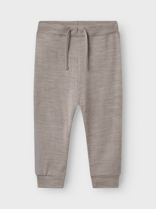 Grå underställs byxa i merino ull. Varm, lite tjockare mys byxor till pojke och flicka, perfekt som lager2 eller som vanlig joggers på förskolan.
NMMWESSO WOOL SWE PANT
13229041