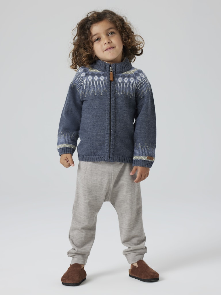 Grå underställs byxa i merino ull. Varm, lite tjockare mys byxor till pojke och flicka, perfekt som lager2 eller som vanlig joggers på förskolan.
NMMWESSO WOOL SWE PANT
13229041