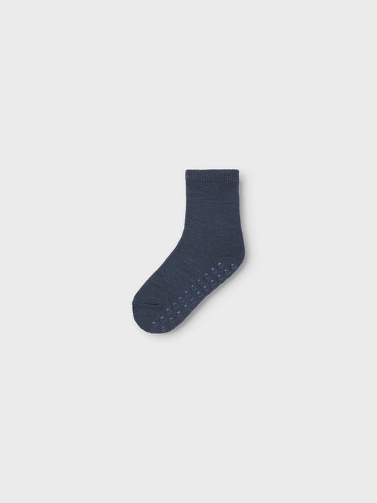 Blå halkstrumpor i merino ull till pojke. Barn strumpor i ull med halkpluttar, anti slip strumpa från Name it.
NMMWAK WO/BL 2P SOCK W/NON SKID
13229073