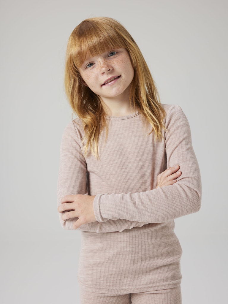 Rosa ull tröja till flicka. Merinoull när den är som bäst. Underställ till tjej från Name it. Barnkläder ull underställströja.
NKNWAX WOOL RIB LS TOP
13242139