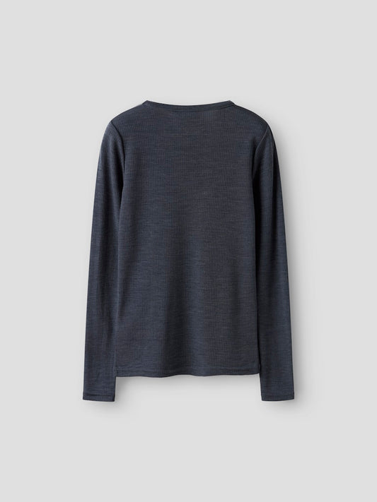 Blå ull tröja till pojke och flicka. Merinoull när den är som bäst. Underställ till tjej och kille från Name it. Barnkläder ull underställströja.
NKNWAX WOOL RIB LS TOP
13242139