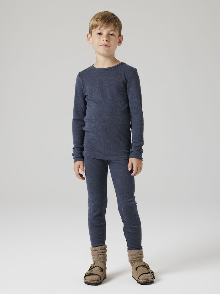 Blå ull tröja till pojke och flicka. Merinoull när den är som bäst. Underställ till tjej och kille från Name it. Barnkläder ull underställströja.
NKNWAX WOOL RIB LS TOP
13242139