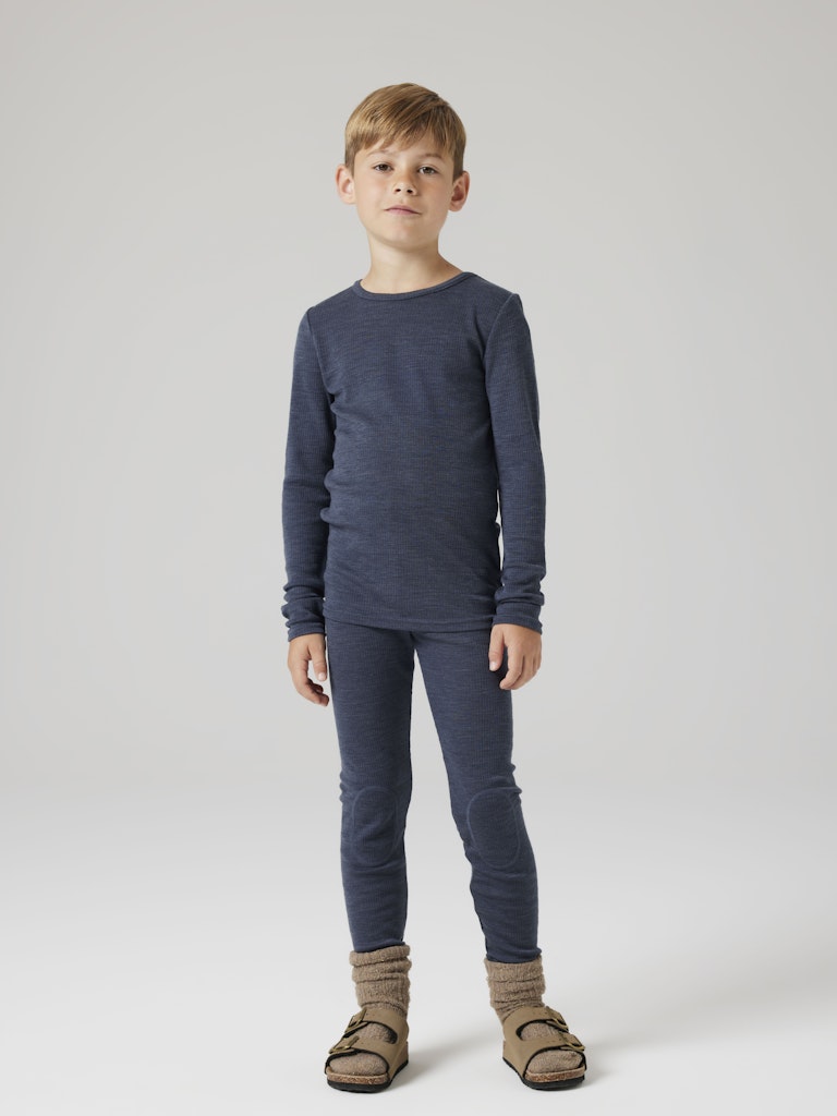 Blå långkalsonger till flicka och pojke. Underställ byxor i merinoull från Name it. Ull leggings till tjej och kille, Ullkläder till barn.
NKNWAX WOOL RIB LEGGINGS
13242138