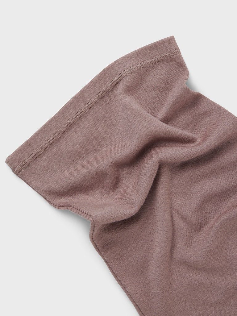 Rosa tub scarves i merino ull till flicka. Halsduk till barn och ungdom tjej i skön merinoull underställ från Name it.
NKFWILLTO WOOL TUBE SCARF
13228545