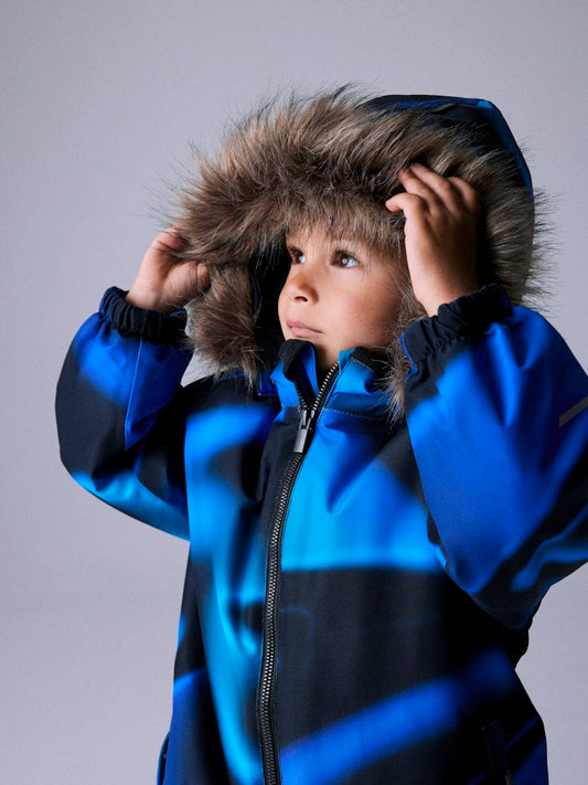 Blå svart vinter overall till barn. Skid overall till pojke i återvunnen polyester. Slitstart vinteroverall från Nameit.
NMMSNOW10 SUIT LINE AOP FO
13230695