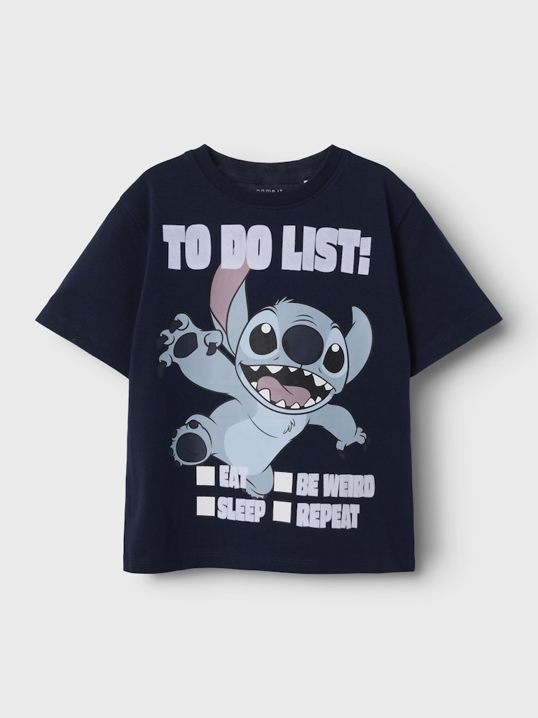 Rolig mörk blå kortärmad t-shirt med Stitch till pojke. Ekologiska barnkläder från Name it.
NMMJUDD STITCH NREG SS TOP WDI
13244916