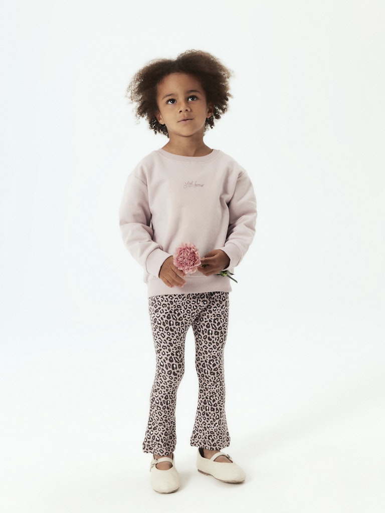 Rosa flared utsvängda leopard mönstrade byxor till flicka. Tjej leggings i ekologisk bomull från Name it.
NMFLEOANA FLARED LEGGING
13245368