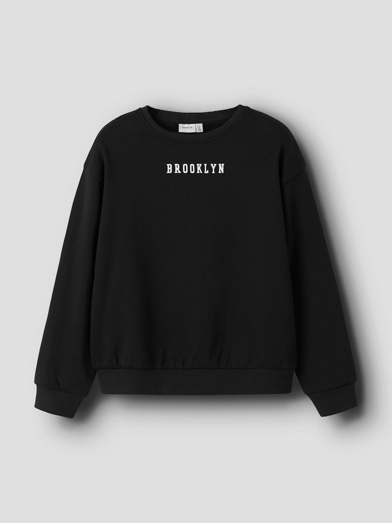 Svart sweatshirt tröja till tjej. Ekologisk Brooklyn tröja med backprint till flicka.
NKFNEVEA RLX SWEAT BRU
13246327