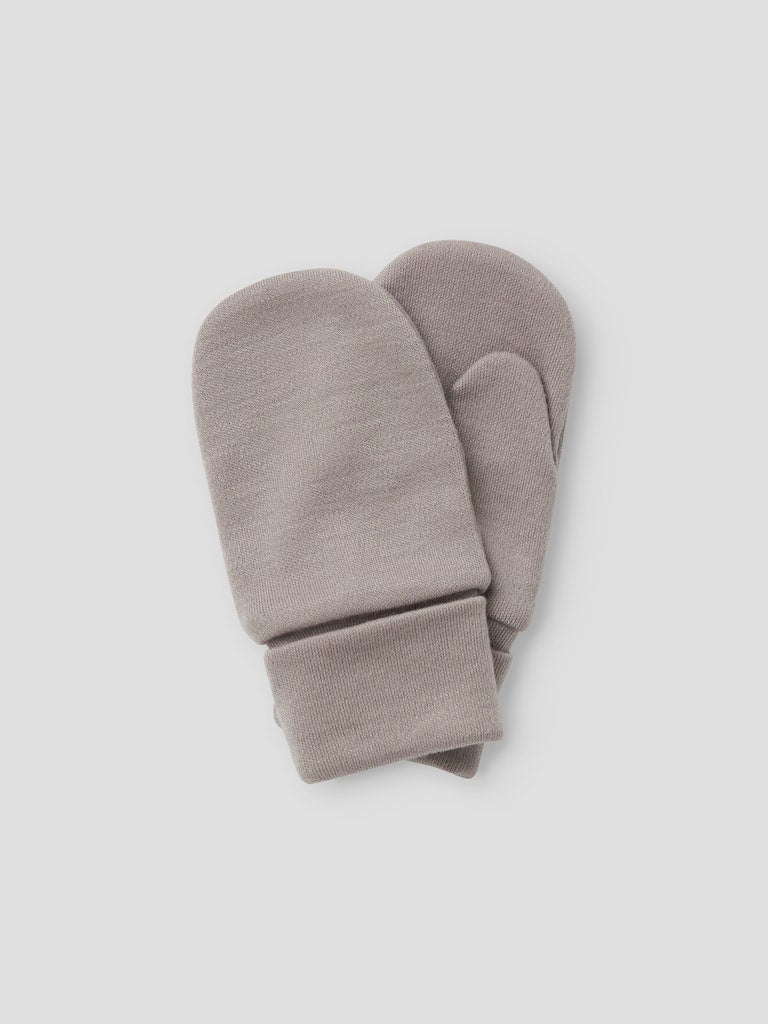 Tunn grå ull vante till flicka och pojke. Merino ull vantar till barn i en fin grå färg. Varma ullvantar.
NMMWILLIT WOOL MITTENS W/THUMB
13228464